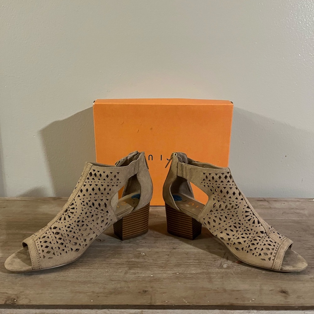 Brown sued shoes 7.5 woman’s - Picture 3 of 4